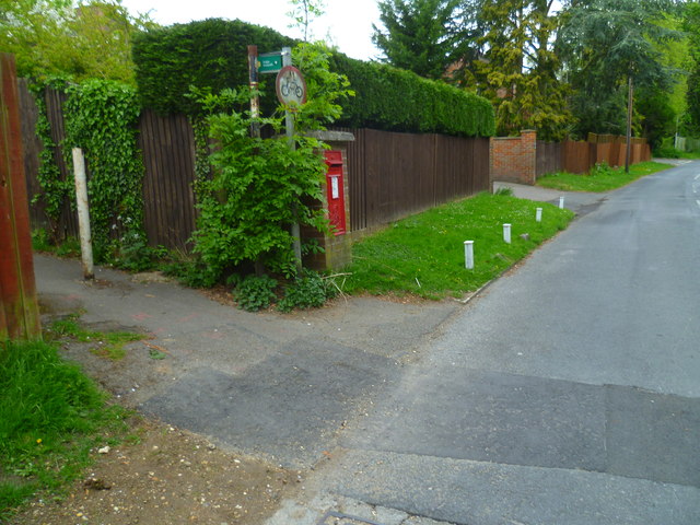Footpath junction with Blackpond Lane