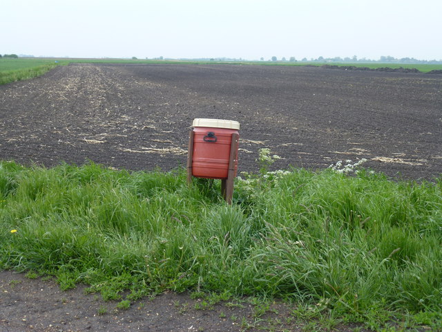 Game Bird Feeder On Main Drove C Richard Humphrey Cc By Sa 2 0