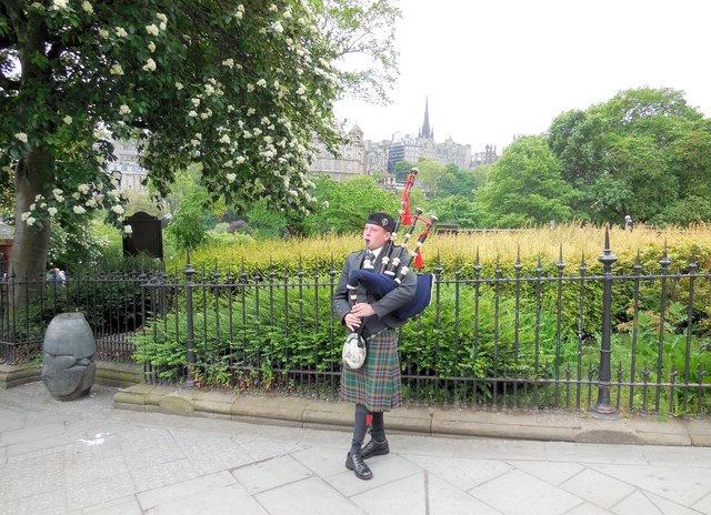 Bagpipe Player © Paul Gillett cc-by-sa/2.0 :: Geograph Britain and Ireland