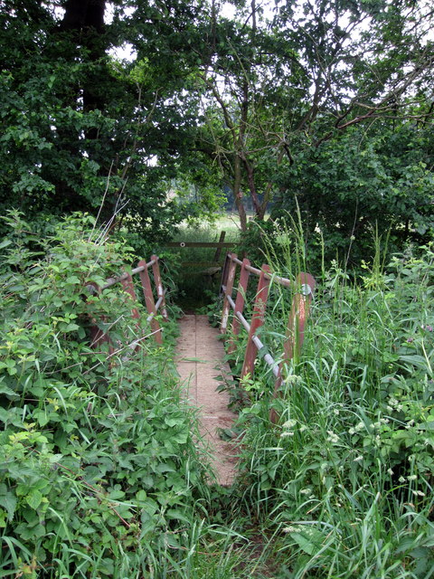 Footbridge on the path to Priestly Farm