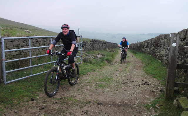 Cyclists on the Pennine Bridleway