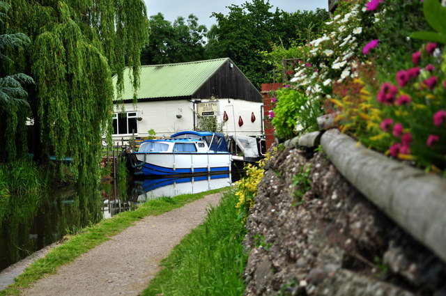 Coventry canal boating at Hopwas