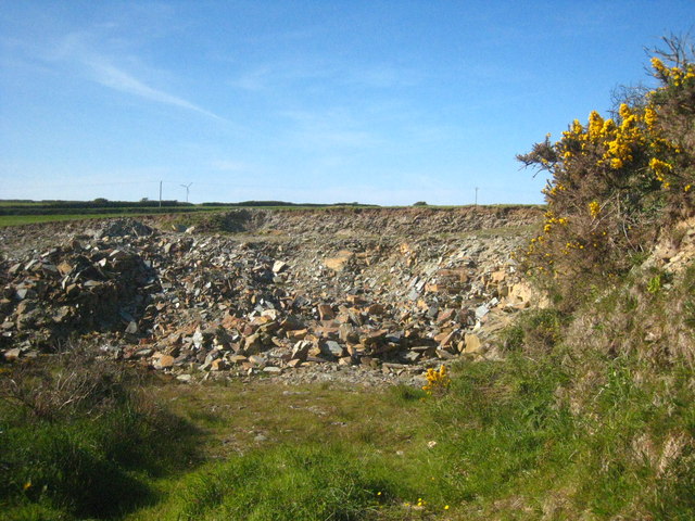 Small quarry beside the road at Trelay