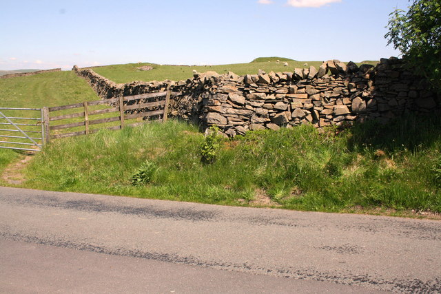 Dry stone wall junction on road opposite Egholme Peat Moss