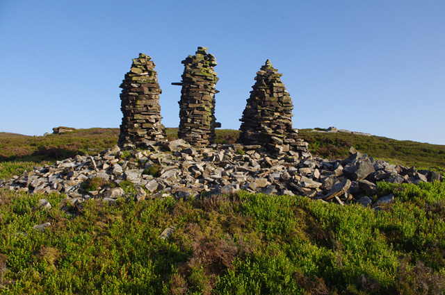 Three Cairns Below Clougha Pike C Ian Taylor Geograph Britain And Ireland