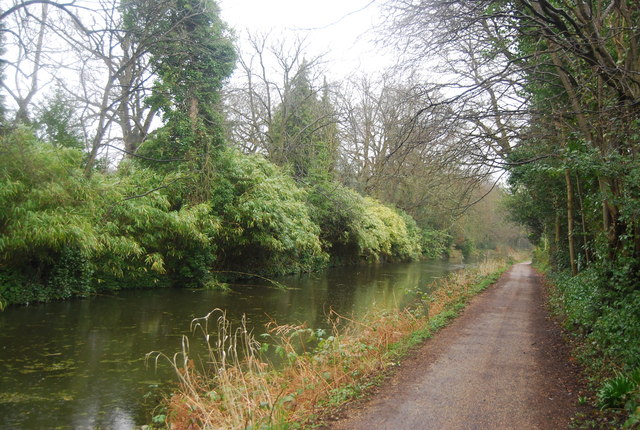 Basingstoke Canal © N Chadwick cc-by-sa/2.0 :: Geograph Britain and Ireland