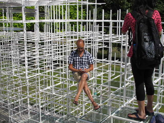 Customer seems to float in Serpentine Gallery Pavilion 2013