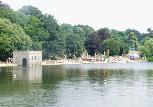 mote-park-lake-maidstone-chris-whippet-geograph-britain-and-ireland