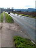 SO5922 : From pavement to track alongside Walford Road south of Ross-on-Wye by Jaggery