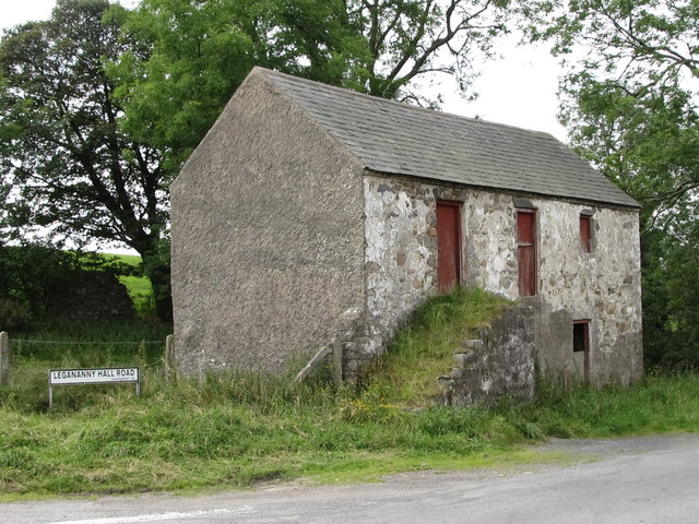 Disused steading at the entrance to... © Eric Jones cc-by-sa/2.0 ...