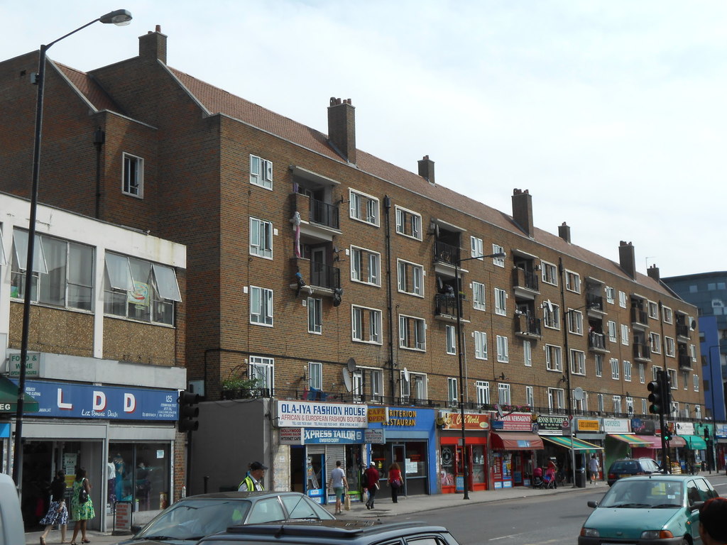 Housing block on Peckham High Street © Andrew Wilson cc-by-sa/2.0 ...