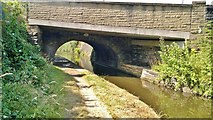 SE1115 : Bridge 33 on Huddersfield Canal by Chris Morgan