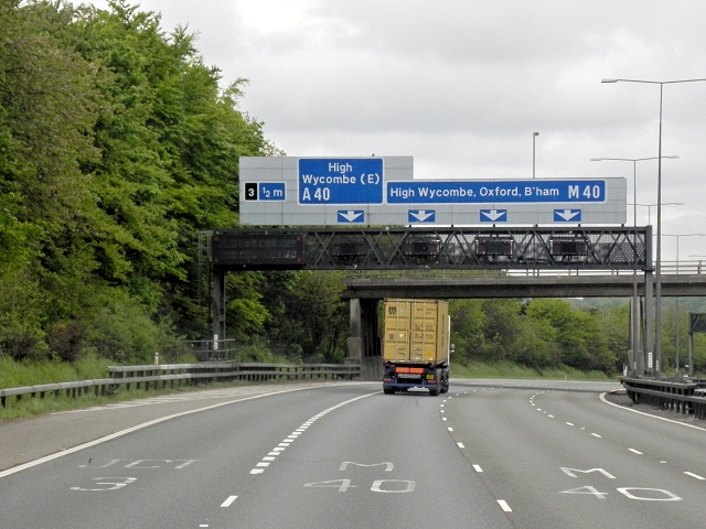 Northbound M40 Approaching Junction 3