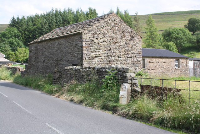 Milestone and barn beside A684 © Roger Templeman cc-by-sa/2.0 ...