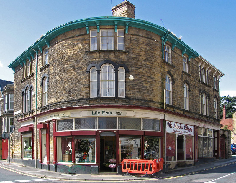 WathUponDearne shops at corner of... © Dave Bevis ccbysa/2.0