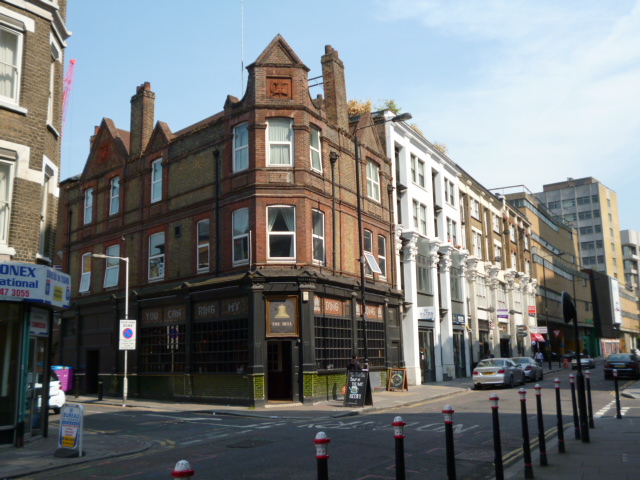 The Bell, Middlesex Street E1 © Robin Sones :: Geograph Britain and Ireland