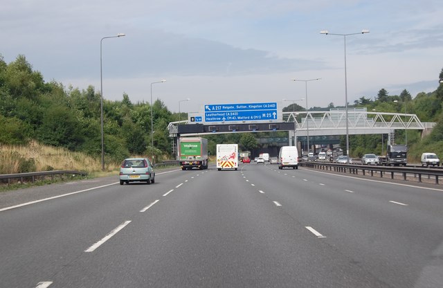 M25 half mile to Junction 8 © Julian P Guffogg cc-by-sa/2.0 :: Geograph ...