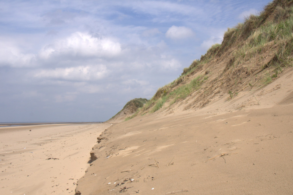 High tide mark along the beach north of... © Mike Pennington cc-by-sa/2 ...