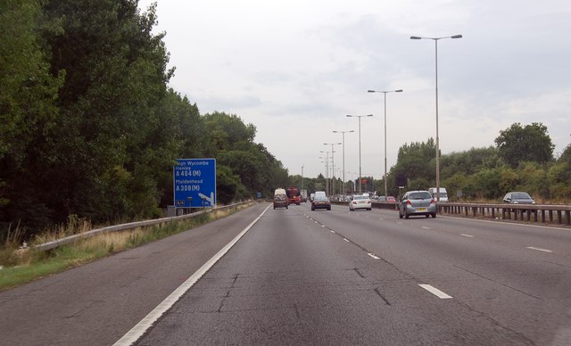 M4 1 mile to junction 8/9 © Julian P Guffogg :: Geograph Britain and ...