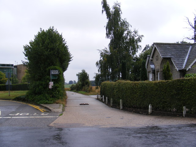Footpath to the B1456 & entrance to Wherstead Hall