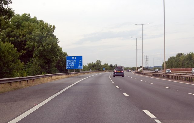 M4 westbound, 44 miles to Swindon © Julian P Guffogg cc-by-sa/2.0 ...