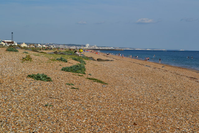 Shoreham beach © David Martin cc-by-sa/2.0 :: Geograph Britain and Ireland