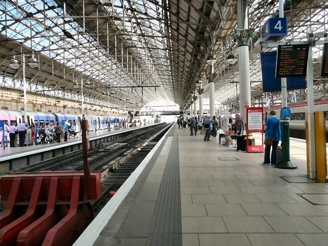 Manchester Piccadilly Platform 4 © Gerald England Cc By Sa20