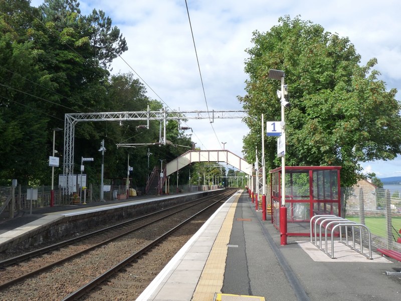 Langbank railway station © Alan Reid ccbysa/2.0 Geograph Britain