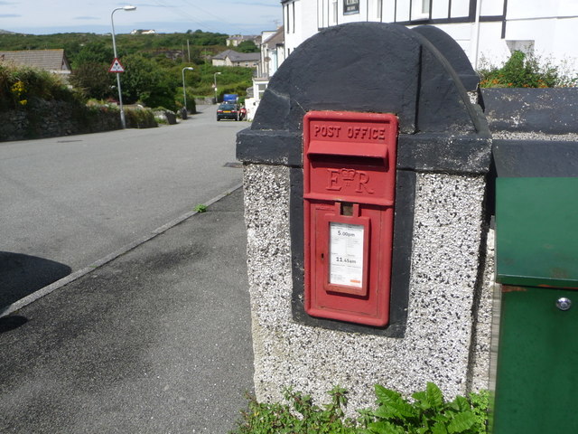Holyhead: postbox № LL65 6, Porth-y-Felin Road