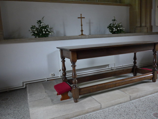 Christ Church, Totland: altar