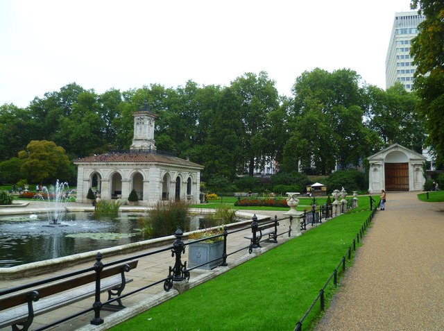 Pathway passing the Italian gardens in Hyde Park
