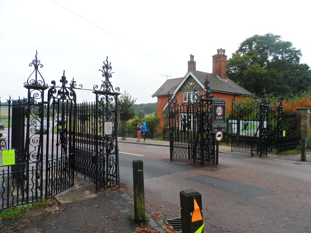 Roehampton Gate Richmond Park C Bikeboy Cc By Sa 2 0 Geograph