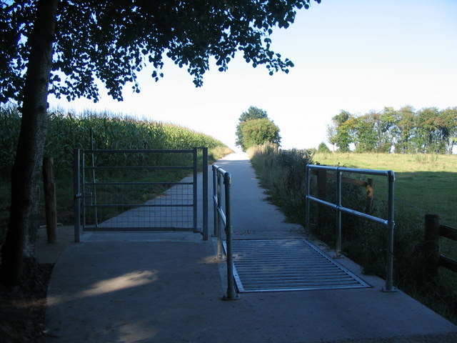 Gate and cattle grid, cycle route 52