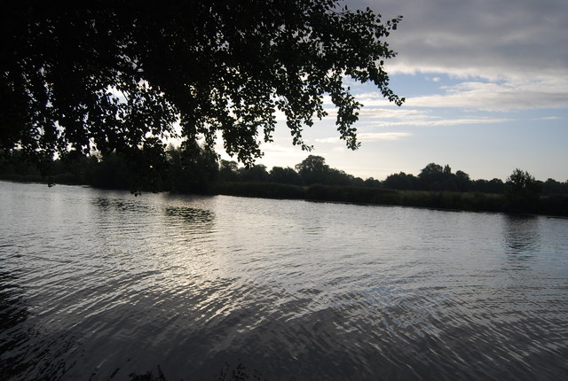 River Thames © N Chadwick cc-by-sa/2.0 :: Geograph Britain and Ireland