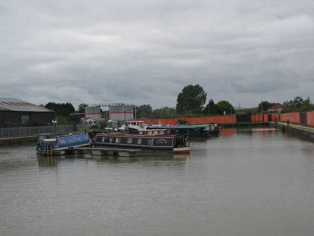 Side basin off the Gloucester-Sheerness canal