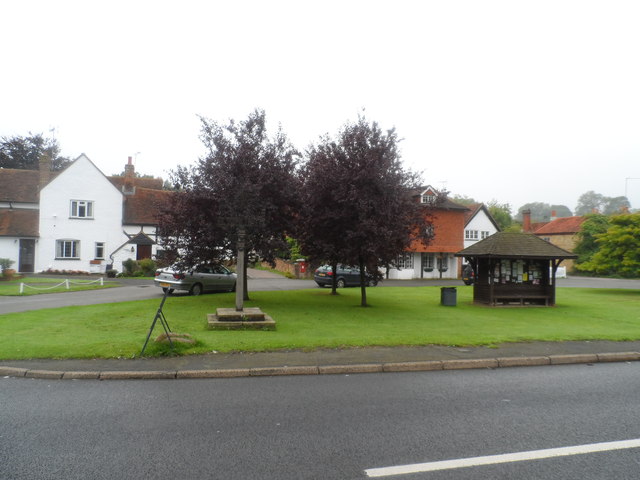 Green and village sign, Ewhurst © Bikeboy cc-by-sa/2.0 :: Geograph ...