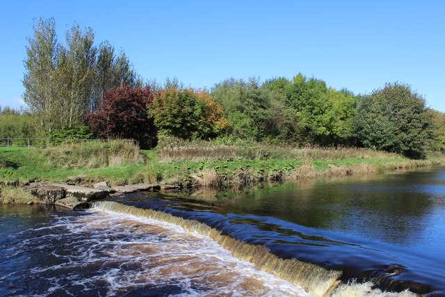 Weir on River Garnock, Kilwinning © Leslie Barrie cc-by-sa/2.0 ...