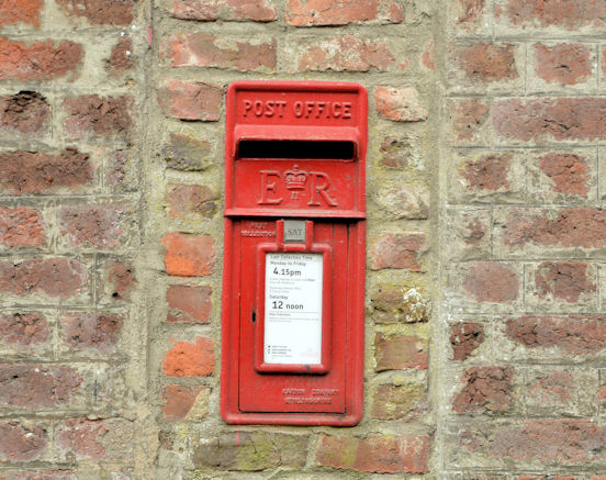 EIIR wall box, Lenaderg © Albert Bridge :: Geograph Ireland