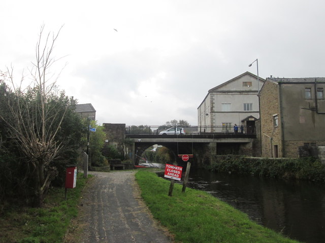 Canal and towpath closed at Rishton