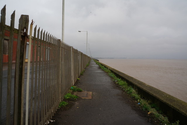 The riverside path towards Hull City Centre