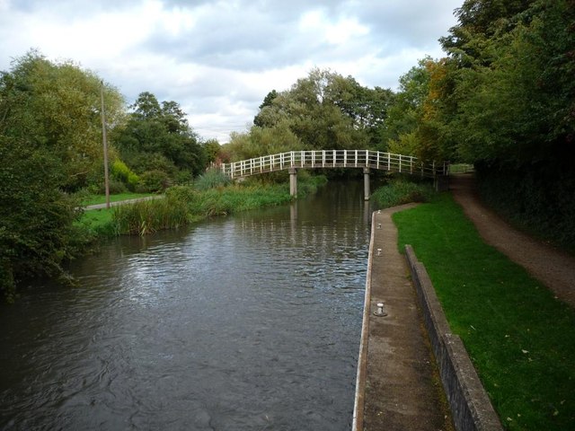 Bridge below Southcote Lock [no 10] © Christine Johnstone :: Geograph ...