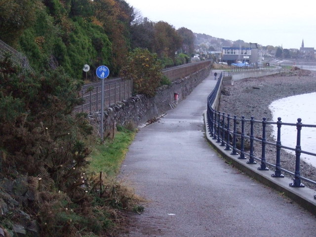 Coastal path heading east towards Broughty Ferry 