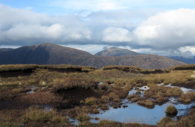 Pools with peat banks on Druim Ghlaoidh