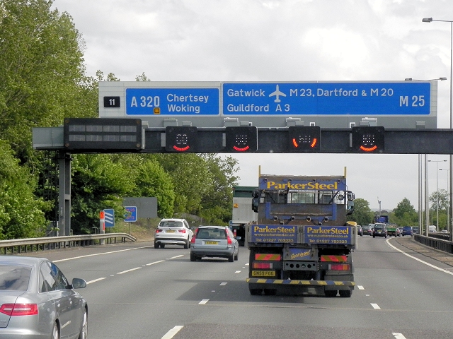 Anti-clockwise M25 Approaching... © David Dixon cc-by-sa/2.0 ...