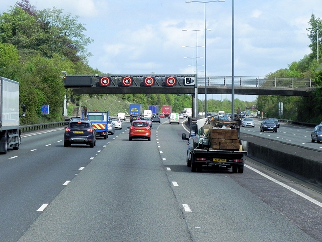 Variable Speed Limit, M25 © David Dixon Cc-by-sa 2.0 :: Geograph 