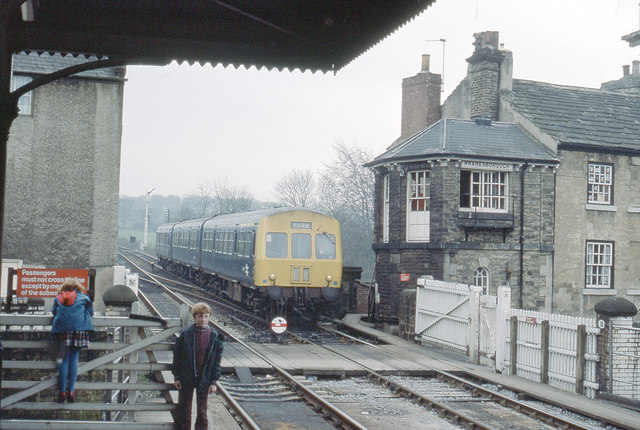 Knaresborough: strange signalbox and early DMU, 1976