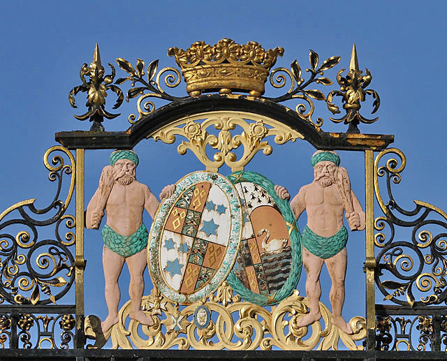 floors-castle-coat-of-arms-walter-baxter-geograph-britain-and-ireland