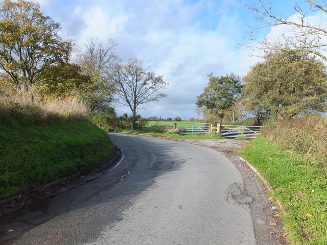 Bend in Lower Lane © Barbara Carr cc-by-sa/2.0 :: Geograph Britain and ...