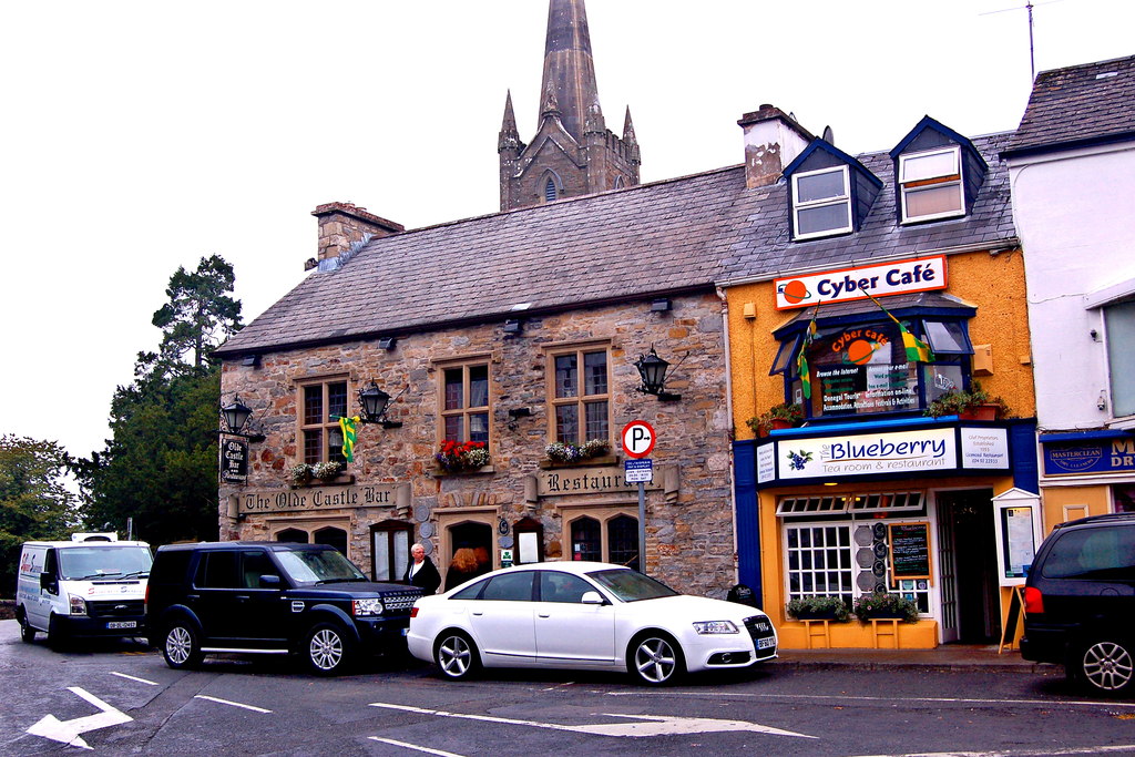 Donegal Town - The Olde Castle Bar /... © Joseph Mischyshyn Cc-by-sa/2. ...