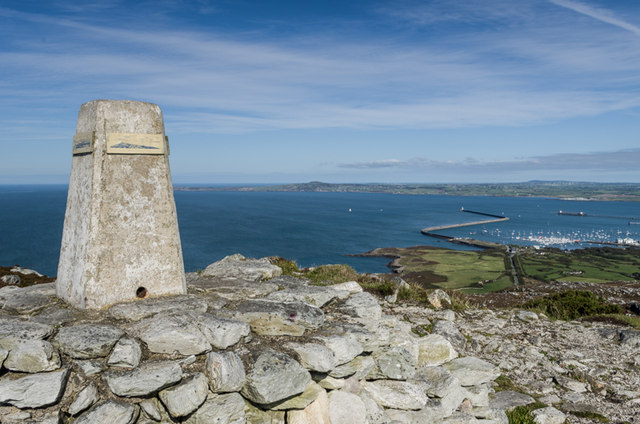 Holyhead Mountain © Ian Capper cc-by-sa/2.0 :: Geograph Britain and Ireland